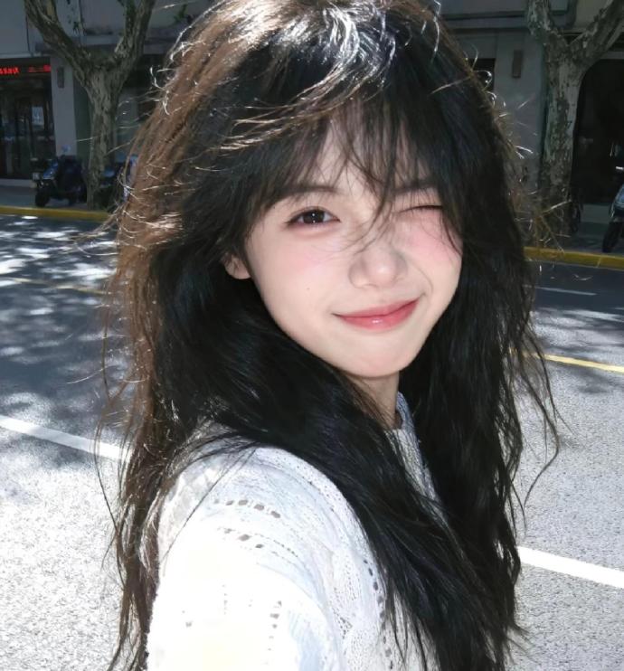 女友恩师顶流联合实习生逼宫，我直播送他们坐牢